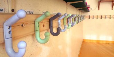 Patère dans une école pour la protection des enfants