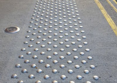 clou podotactiles à coller ou à sceller - situation