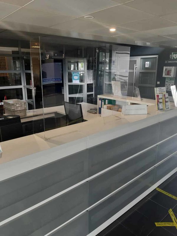 Ecran de protection en plexiglass
